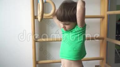 一个孩子在做运动前脱掉衬衫